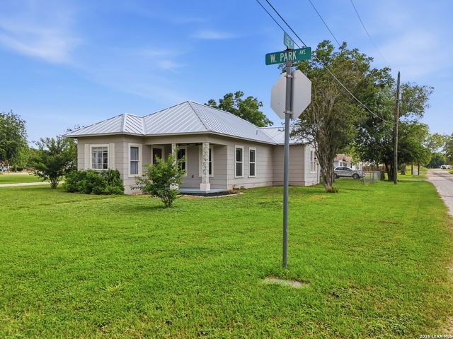 600 W Park, Devine, TX 78016