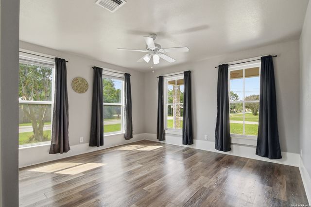 600 W Park, Devine, TX 78016
