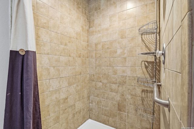 600 W Park, Devine, TX 78016