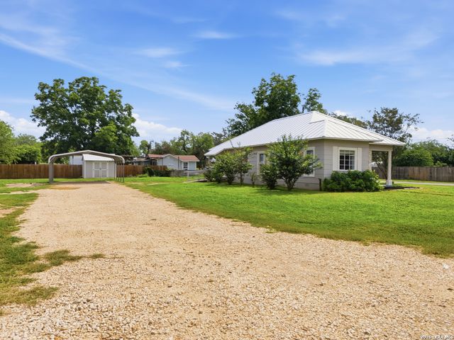 600 W Park, Devine, TX 78016