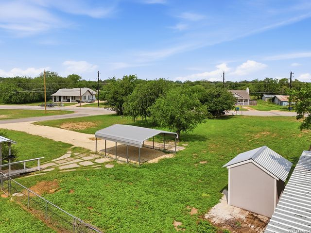600 W Park, Devine, TX 78016