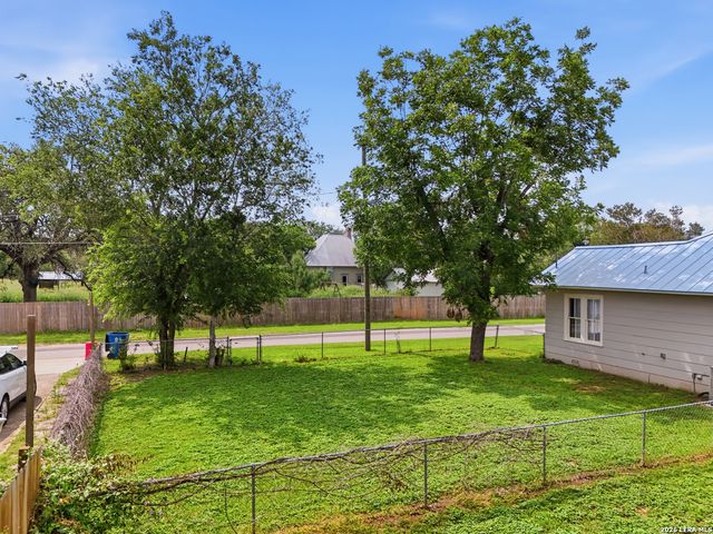 600 W Park, Devine, TX 78016