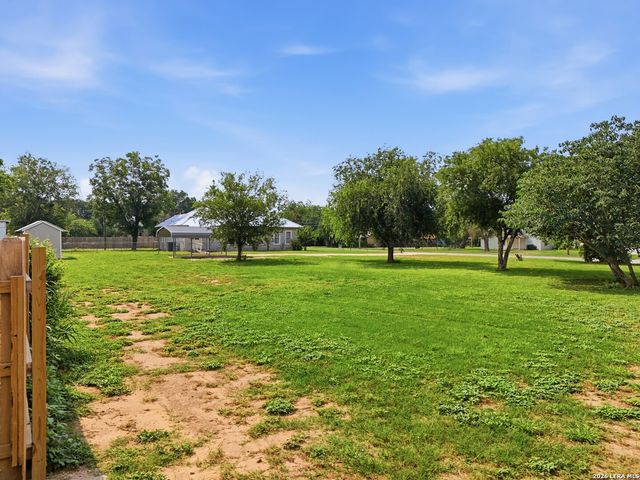 600 W Park, Devine, TX 78016