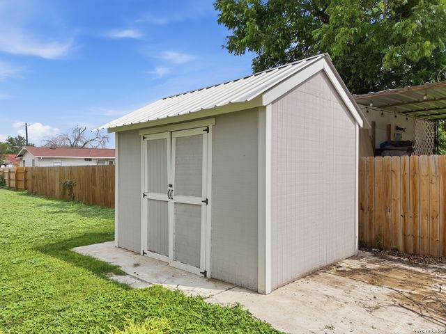 600 W Park, Devine, TX 78016