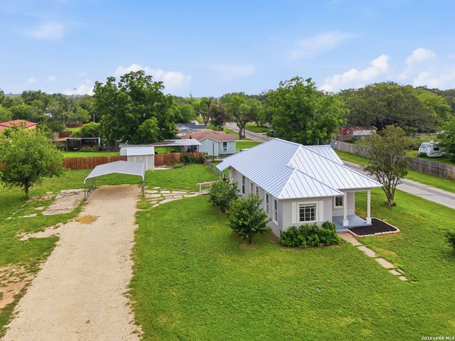 600 W Park, Devine, TX 78016