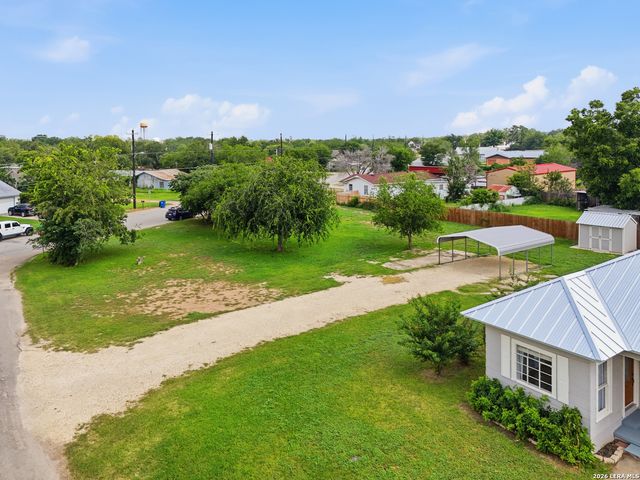 600 W Park, Devine, TX 78016