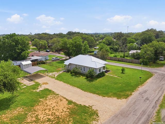 600 W Park, Devine, TX 78016