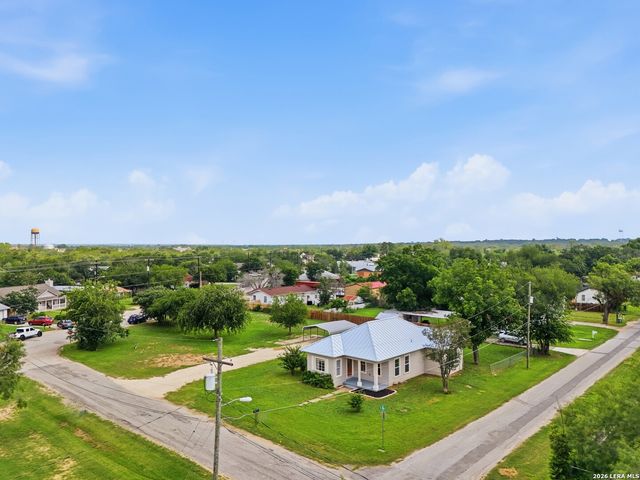 600 W Park, Devine, TX 78016