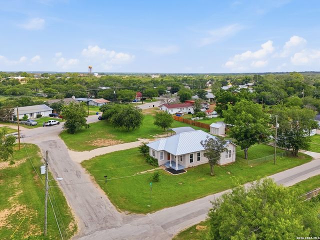 600 W Park, Devine, TX 78016