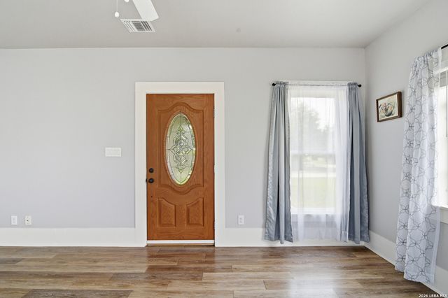 600 W Park, Devine, TX 78016