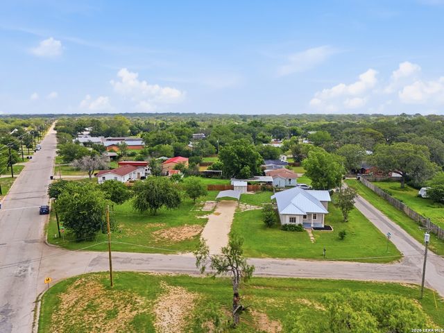 600 W Park, Devine, TX 78016