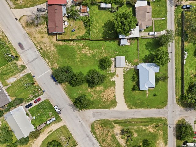600 W Park, Devine, TX 78016