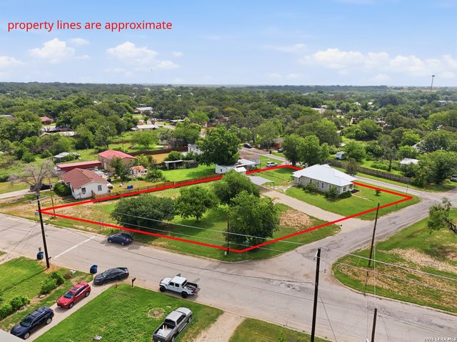 600 W Park, Devine, TX 78016