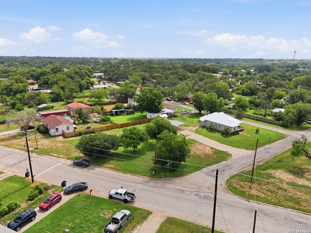 600 W Park, Devine, TX 78016