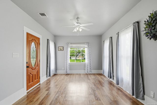 600 W Park, Devine, TX 78016