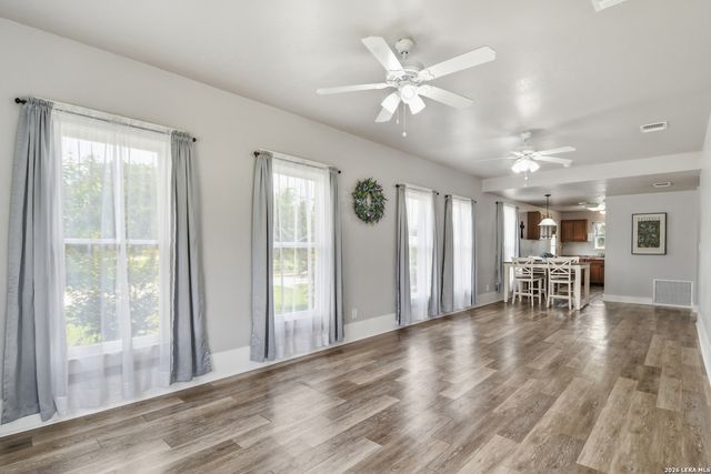 600 W Park, Devine, TX 78016