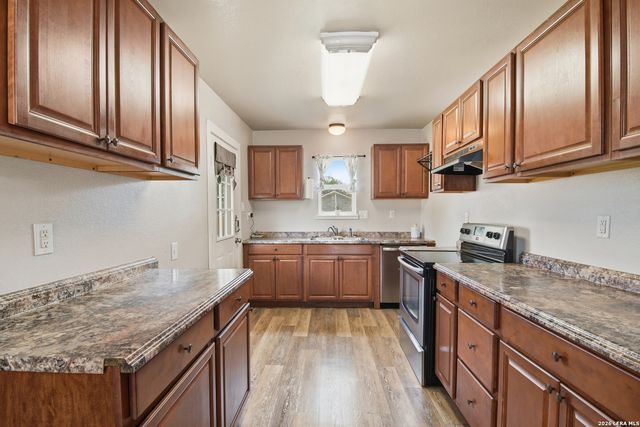 600 W Park, Devine, TX 78016