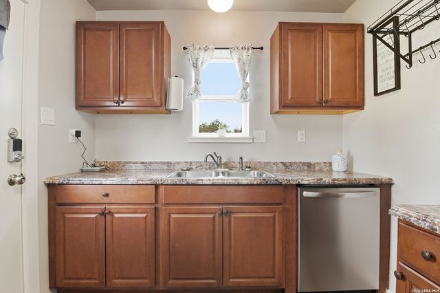 600 W Park, Devine, TX 78016