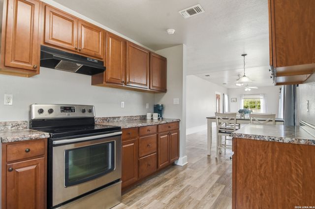600 W Park, Devine, TX 78016