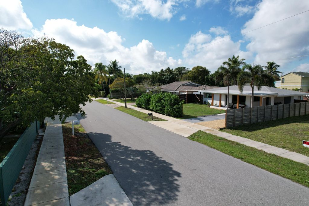 Image 3 of property listing at 910 SE 3rd Avenue, Delray Beach, FL 33483