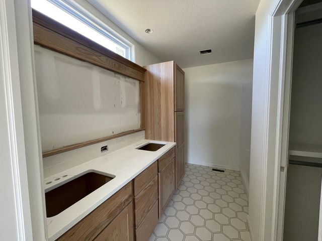 1611 E Arrowhead St, Andover, KS 67002