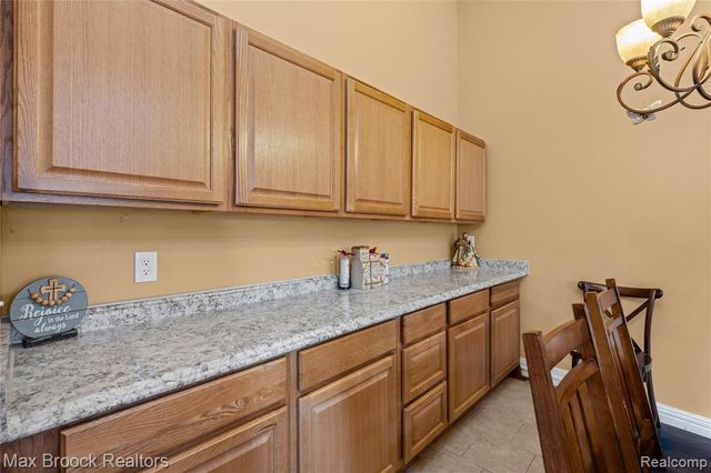 38903 Country Circle, Farmington Hills, MI 48331