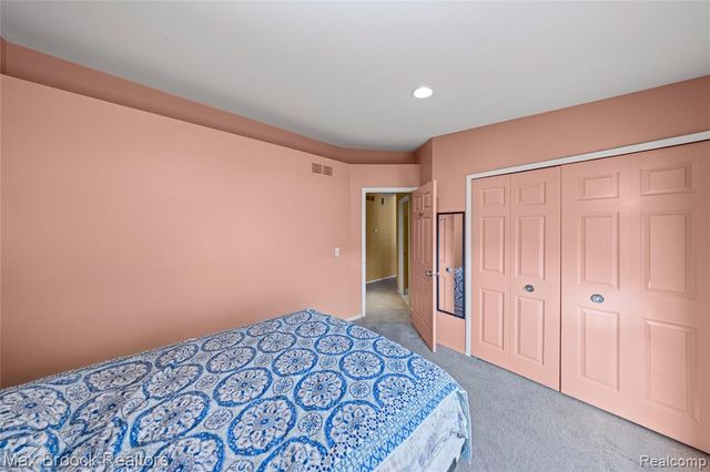 38903 Country Circle, Farmington Hills, MI 48331