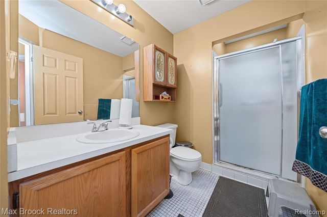 38903 Country Circle, Farmington Hills, MI 48331