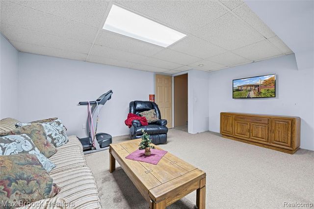 38903 Country Circle, Farmington Hills, MI 48331