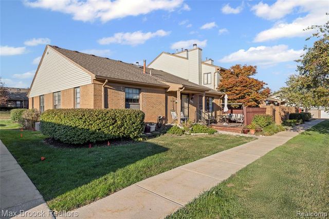 38903 Country Circle, Farmington Hills, MI 48331