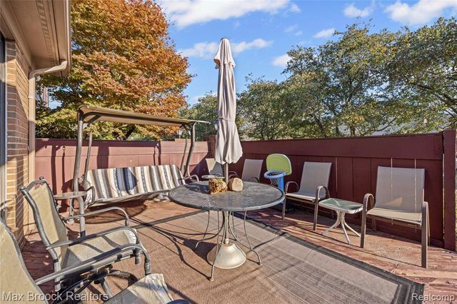 38903 Country Circle, Farmington Hills, MI 48331