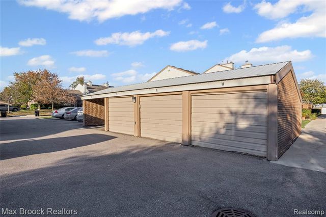 38903 Country Circle, Farmington Hills, MI 48331