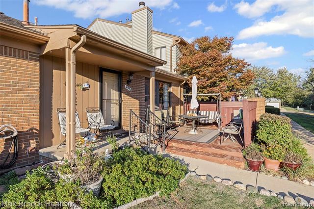 38903 Country Circle, Farmington Hills, MI 48331