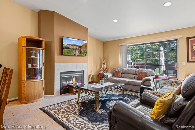 38903 Country Circle, Farmington Hills, MI 48331