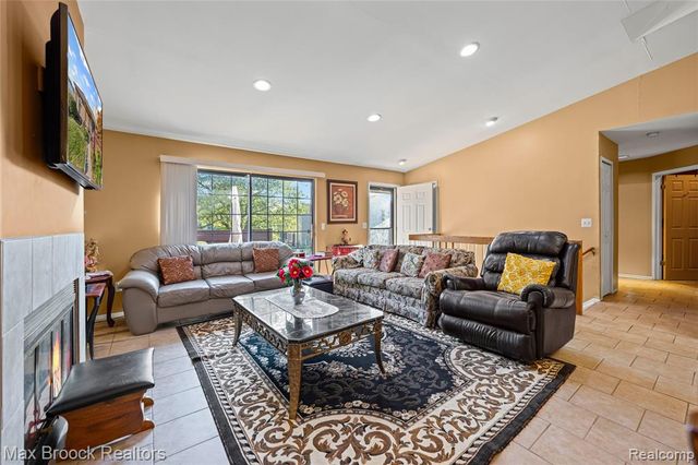 38903 Country Circle, Farmington Hills, MI 48331