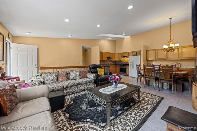 38903 Country Circle, Farmington Hills, MI 48331