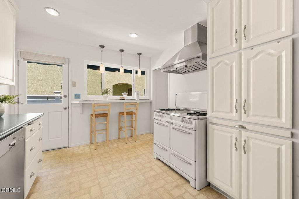 Image 16 of property listing at 1046 Driftwood Lane, Ventura, CA 93001