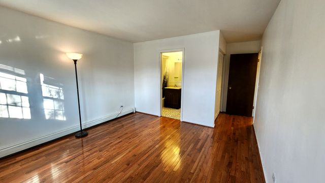 2331 Ogden Avenue 10, Downers Grove, IL 60515