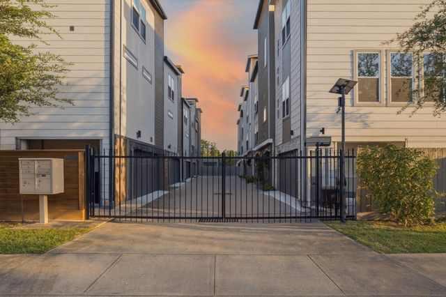 608 W 28th Street B, Houston, TX 77008