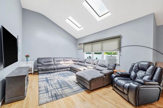 1 Blue Spruce Lane, Commack, NY 11725