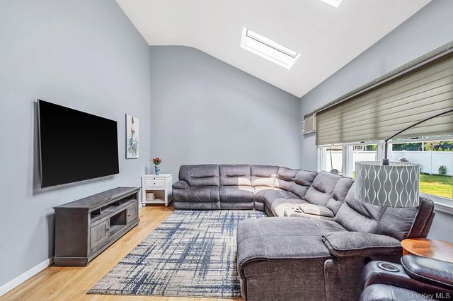 1 Blue Spruce Lane, Commack, NY 11725