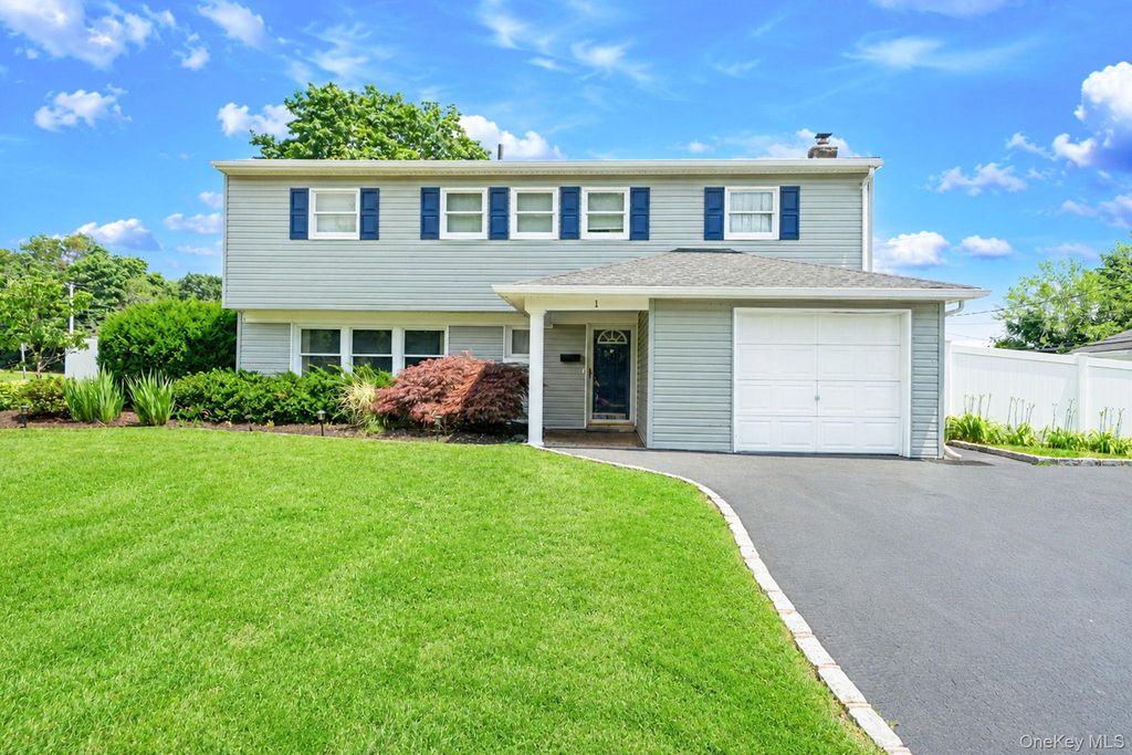 1 Blue Spruce Lane, Commack, NY 11725