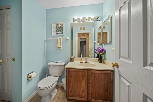 8132 Concord Lane E, Justice, IL 60458