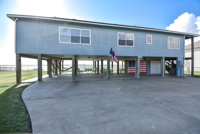 1504 W Bayshore Drive, Palacios, TX 77465