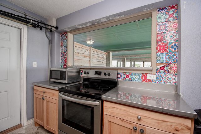 1504 W Bayshore Drive, Palacios, TX 77465