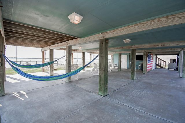 1504 W Bayshore Drive, Palacios, TX 77465