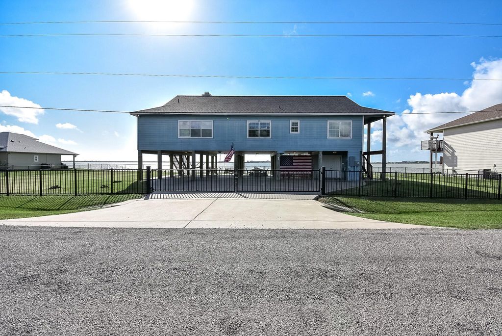 1504 W Bayshore Drive, Palacios, TX 77465