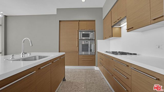 900 W Olympic Boulevard 39C, Los Angeles, CA 90015