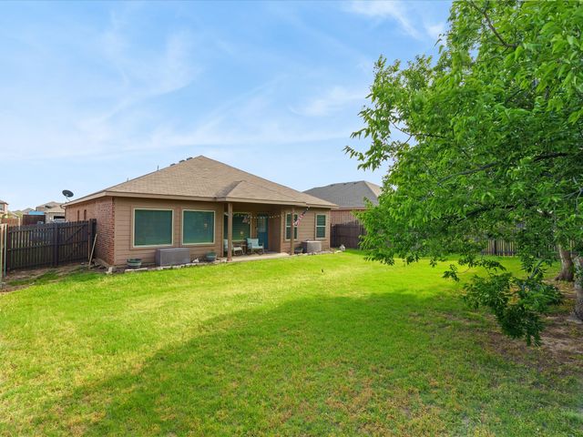 5135 Crystal Lake Avenue, Krum, TX 76249
