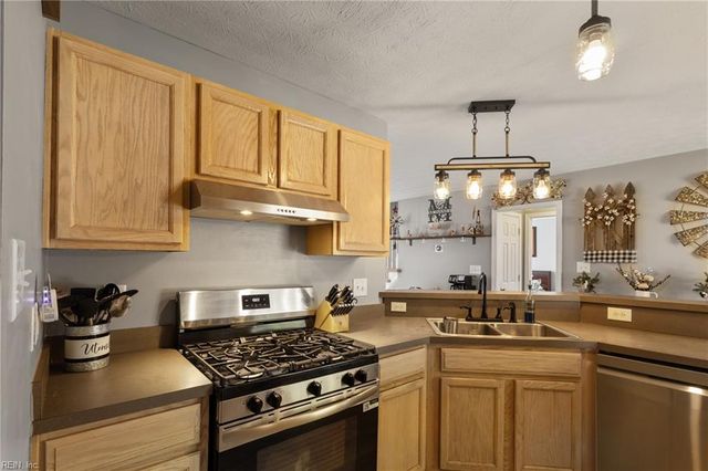 7703 Mainsail CT, Hayes, VA 23072